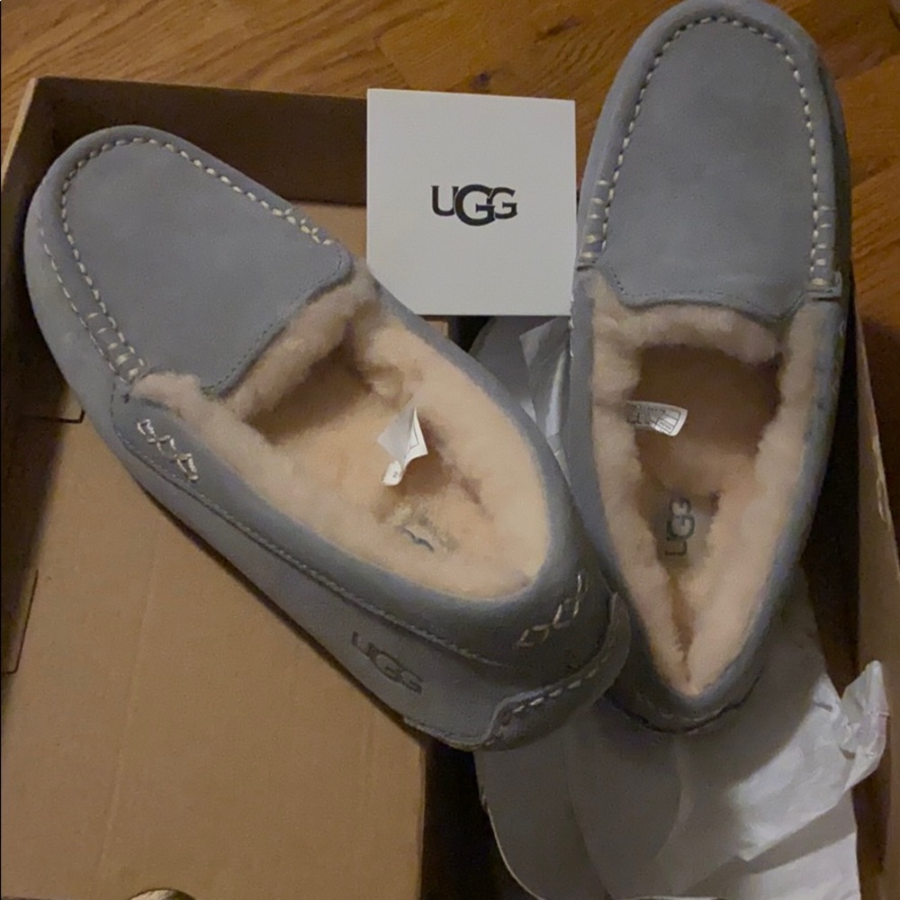 UGG women’s slippers Size 7 NEW IN BOX